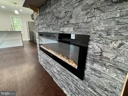 a view of empty room with ceiling fan