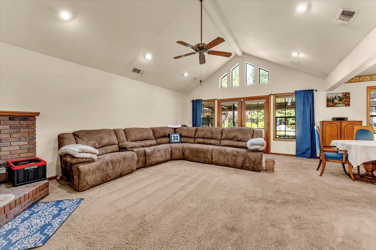 2850 Balaton Avenue Redding, CA 96001 - Photo 13 of 42 Living room