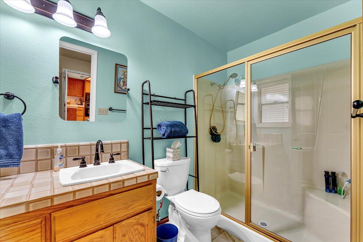 2850 Balaton Avenue Redding, CA 96001 - Photo 10 of 42 Bath #1