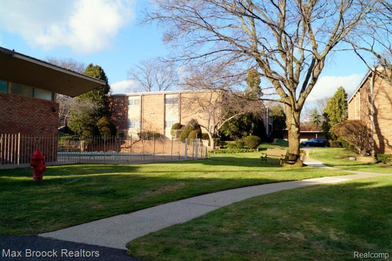 4045 West Maple Road, Unit 203 Bloomfield Hills, MI 48301 - Photo 23 of 25 22.jpg