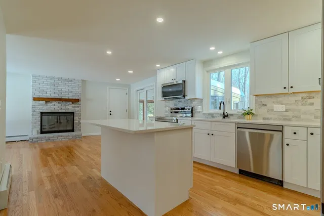 $599,900 | 24 Silversmith Road, Farmington, CT 06085