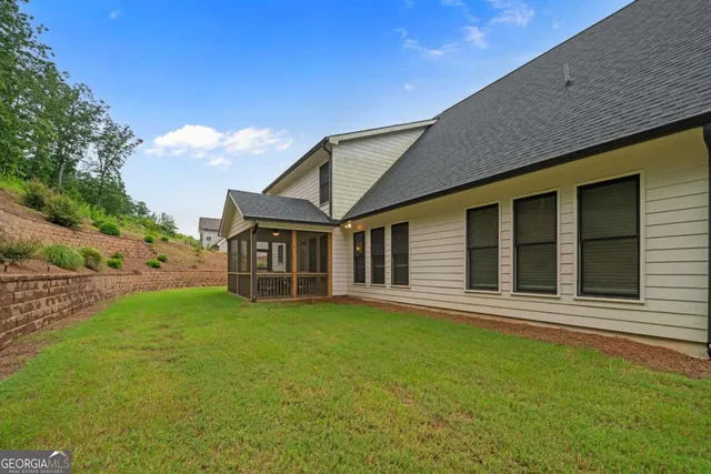 a view of a house with a yard
