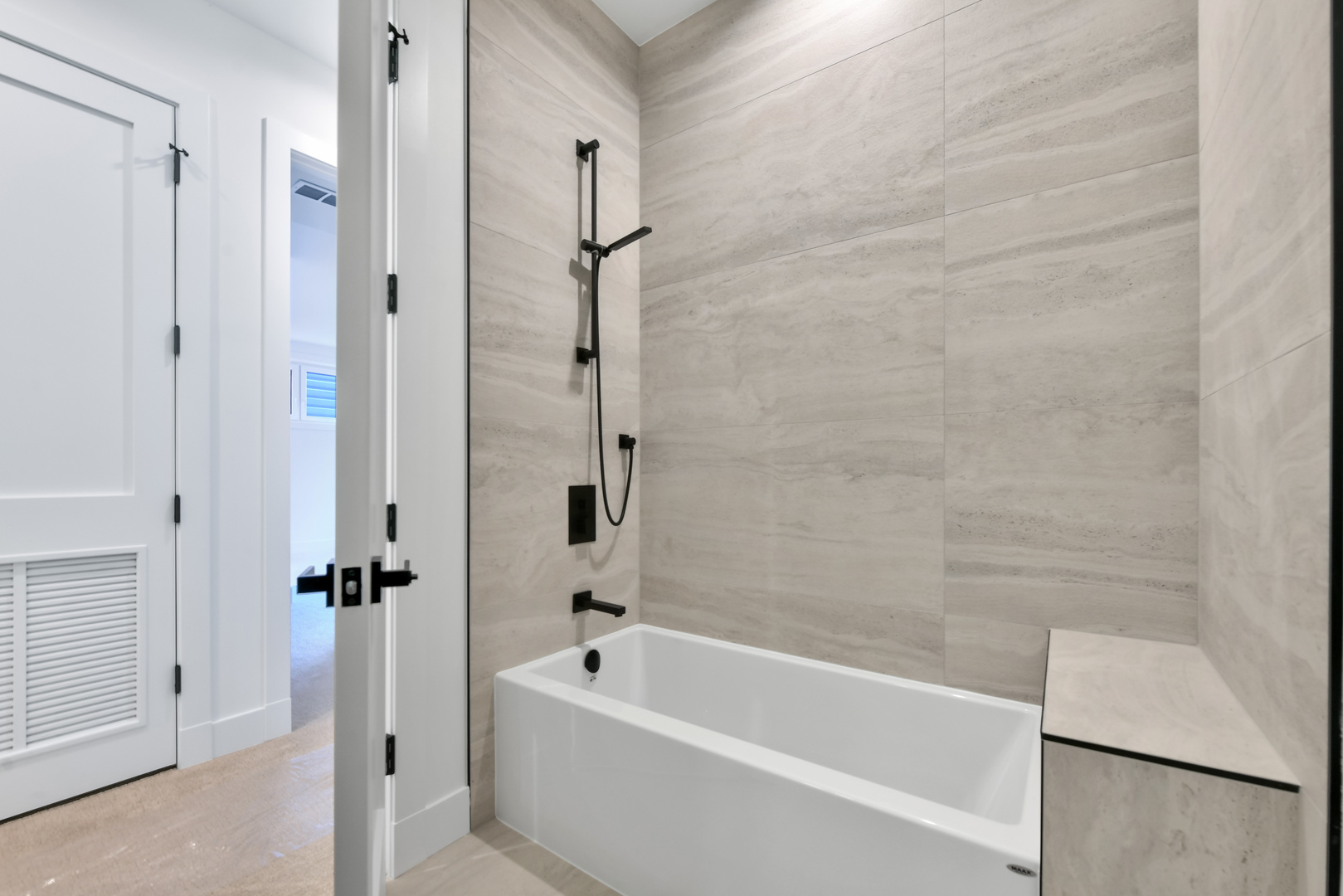 2147 West Adams Street, Unit 1S Chicago, IL 60612 - Photo 28 of 44 a bathroom with a bathtub