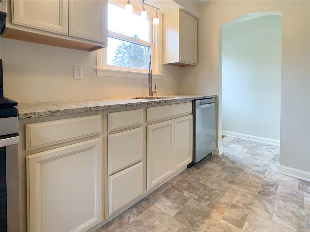 8 Cabindale Drive McKees Rocks, PA 15136 - Photo 6 of 22 Gallery Image 6