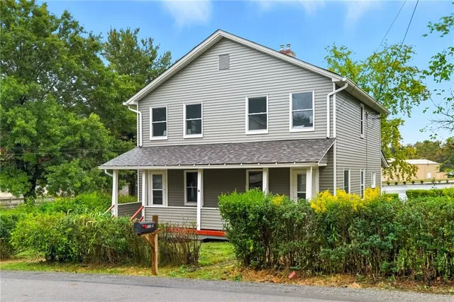 a view of a yard in front of house