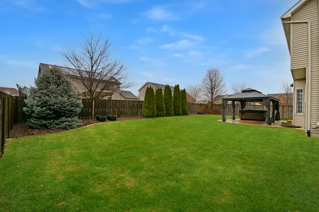 a view of a house with backyard and garden