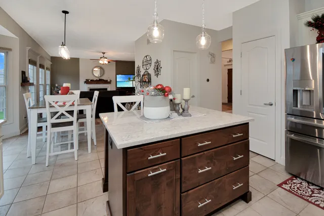 $425,000 | 10 Deerfield Court, Bloomington, IL 61705