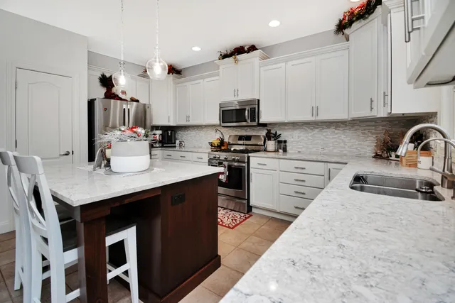 $425,000 | 10 Deerfield Court, Bloomington, IL 61705