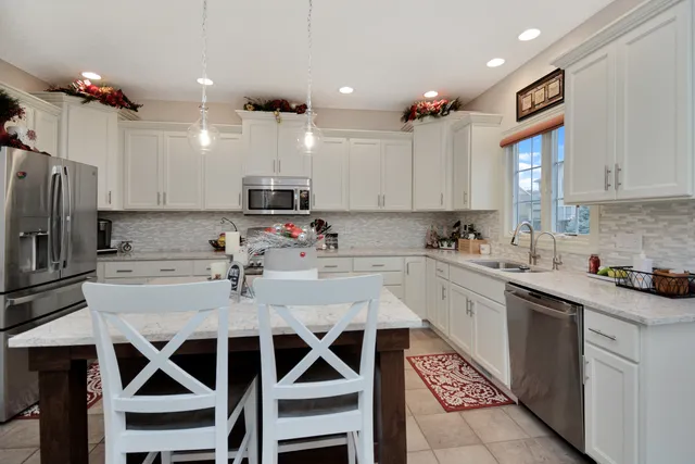 $425,000 | 10 Deerfield Court, Bloomington, IL 61705