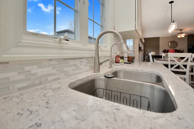 $425,000 | 10 Deerfield Court, Bloomington, IL 61705