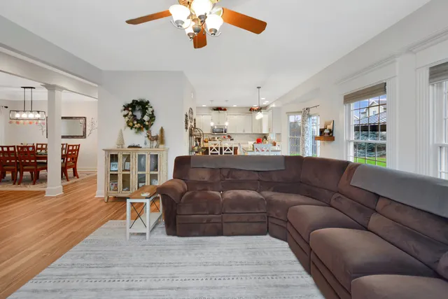 $425,000 | 10 Deerfield Court, Bloomington, IL 61705