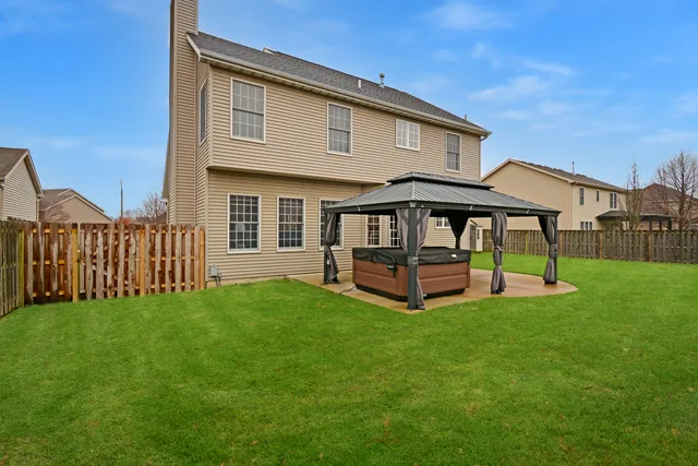 $425,000 | 10 Deerfield Court, Bloomington, IL 61705