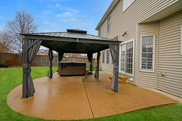 $425,000 | 10 Deerfield Court, Bloomington, IL 61705