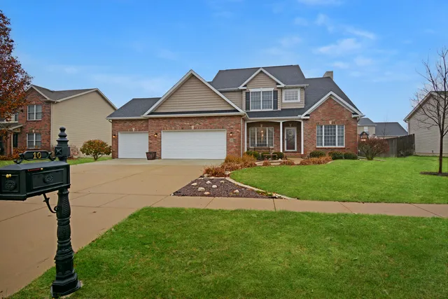 $425,000 | 10 Deerfield Court, Bloomington, IL 61705