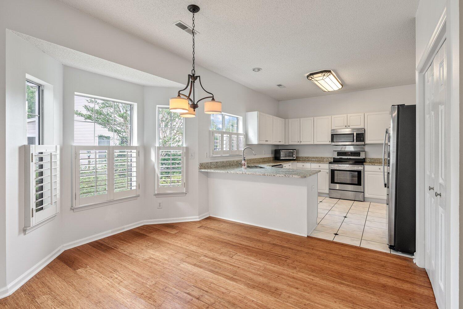 3537 Springmire Court Charleston, SC 29414 - Photo 4 of 19 3537 Springmire-13 (1) eatin kitchen