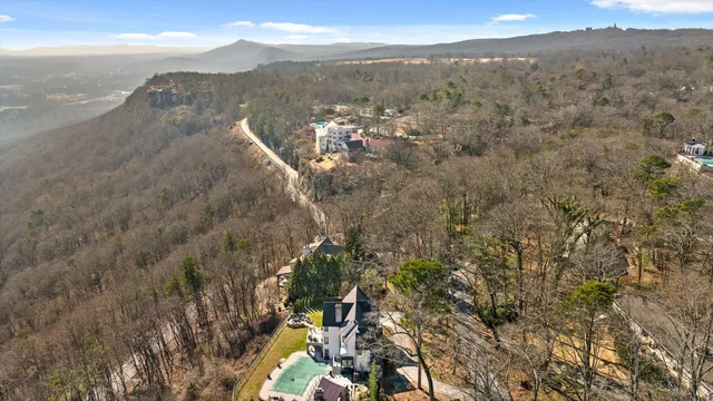 $2,075,000 | 185 Gnome Trail, Lookout Mountain, GA 30750