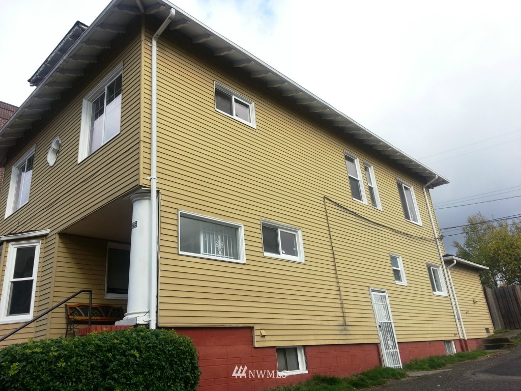 1428 16th Avenue Seattle, WA 98122 - Photo 2 of 3 a view of a house with a garage