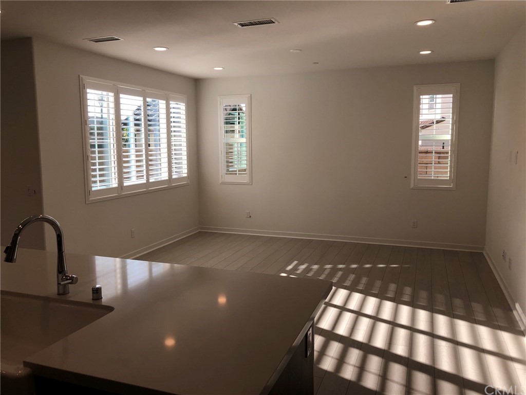 45283 Via Vela Temecula, CA 92592 - Photo 5 of 26 a view of an empty room and window