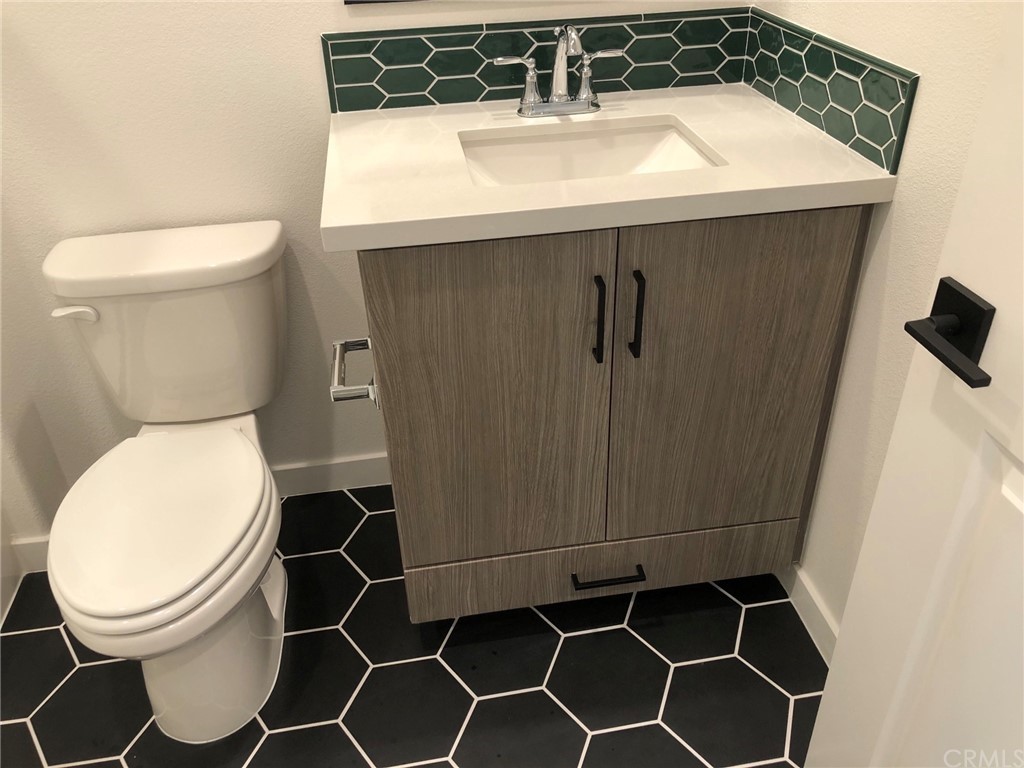 45283 Via Vela Temecula, CA 92592 - Photo 7 of 26 a bathroom with a toilet and a sink