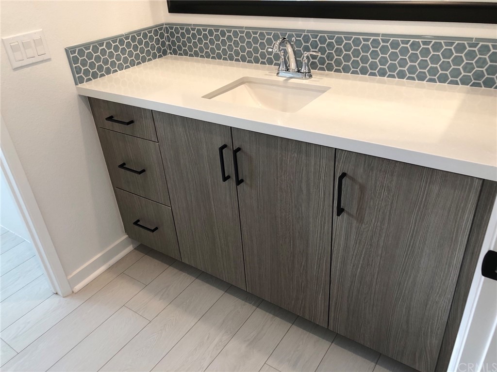 45283 Via Vela Temecula, CA 92592 - Photo 8 of 26 a close view of utility room