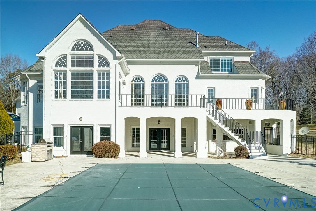 721 Meadow View Ridge Manakin-Sabot, VA 23103 - Photo 7 of 50 a view of a white building with many windows