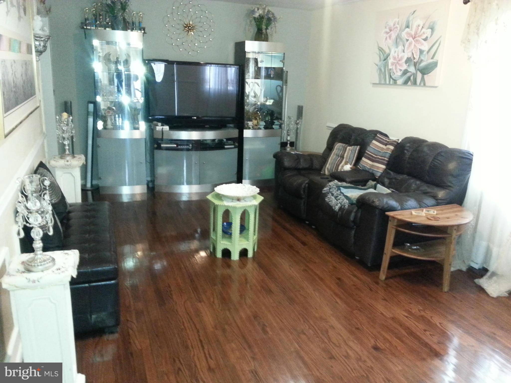 12815 Maple Street Silver Spring, MD 20904 - Photo 7 of 28 Living Room