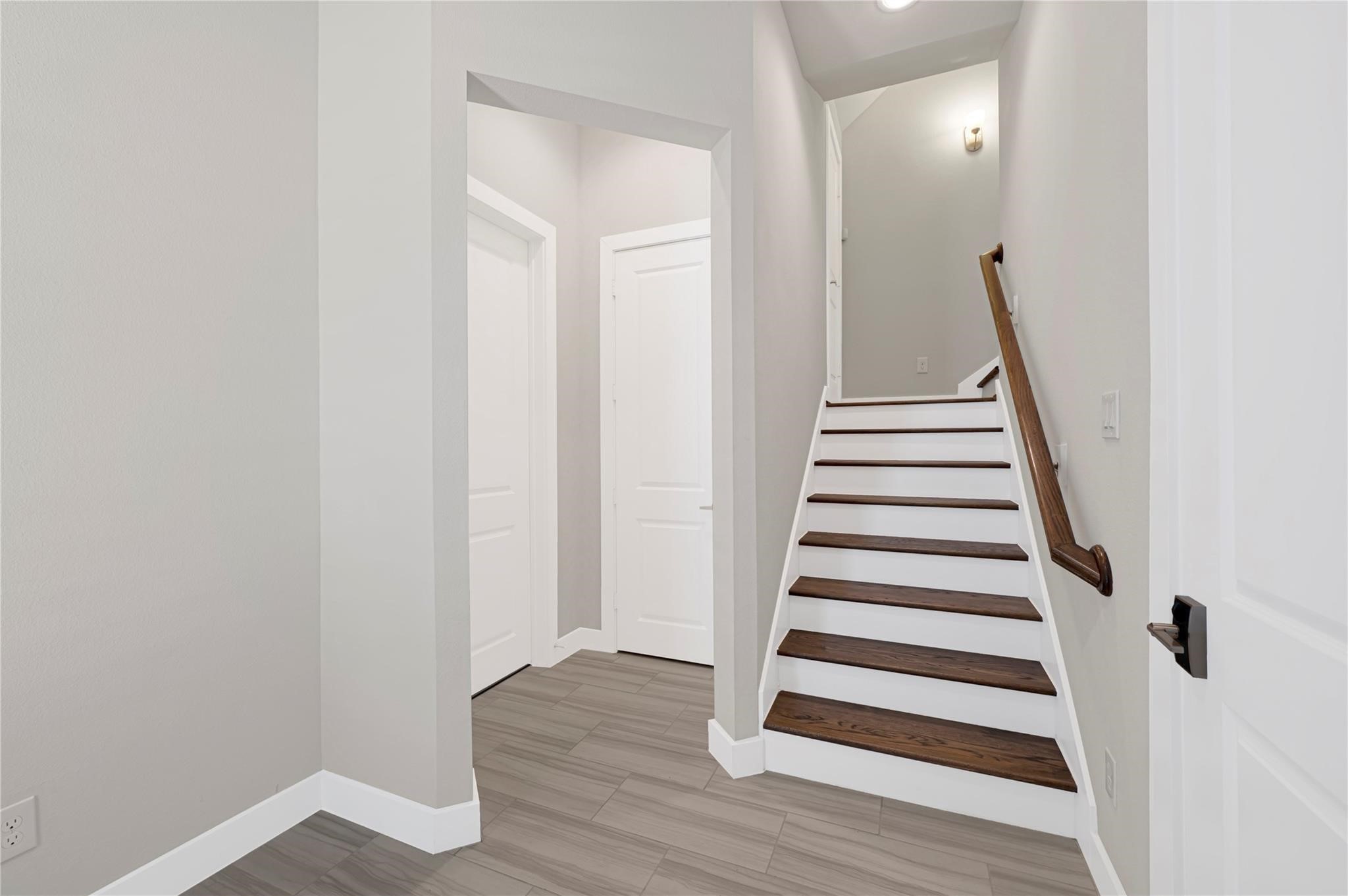 1210 Cedarpost Tree Springs Place, Unit P Houston, TX 77055 - Photo 16 of 25 a view of a hallway with wooden floor and entryway