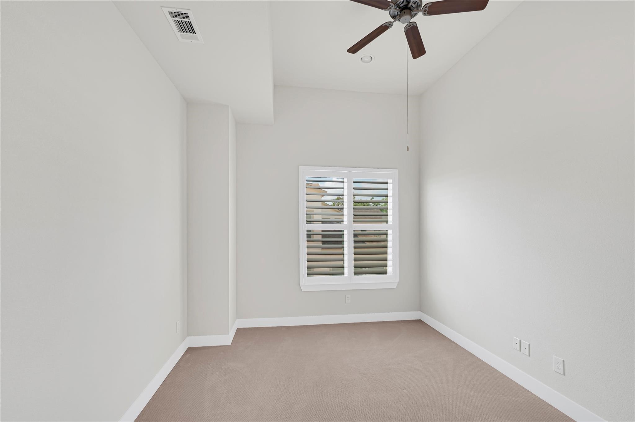 1210 Cedarpost Tree Springs Place, Unit P Houston, TX 77055 - Photo 17 of 25 an empty room with a window