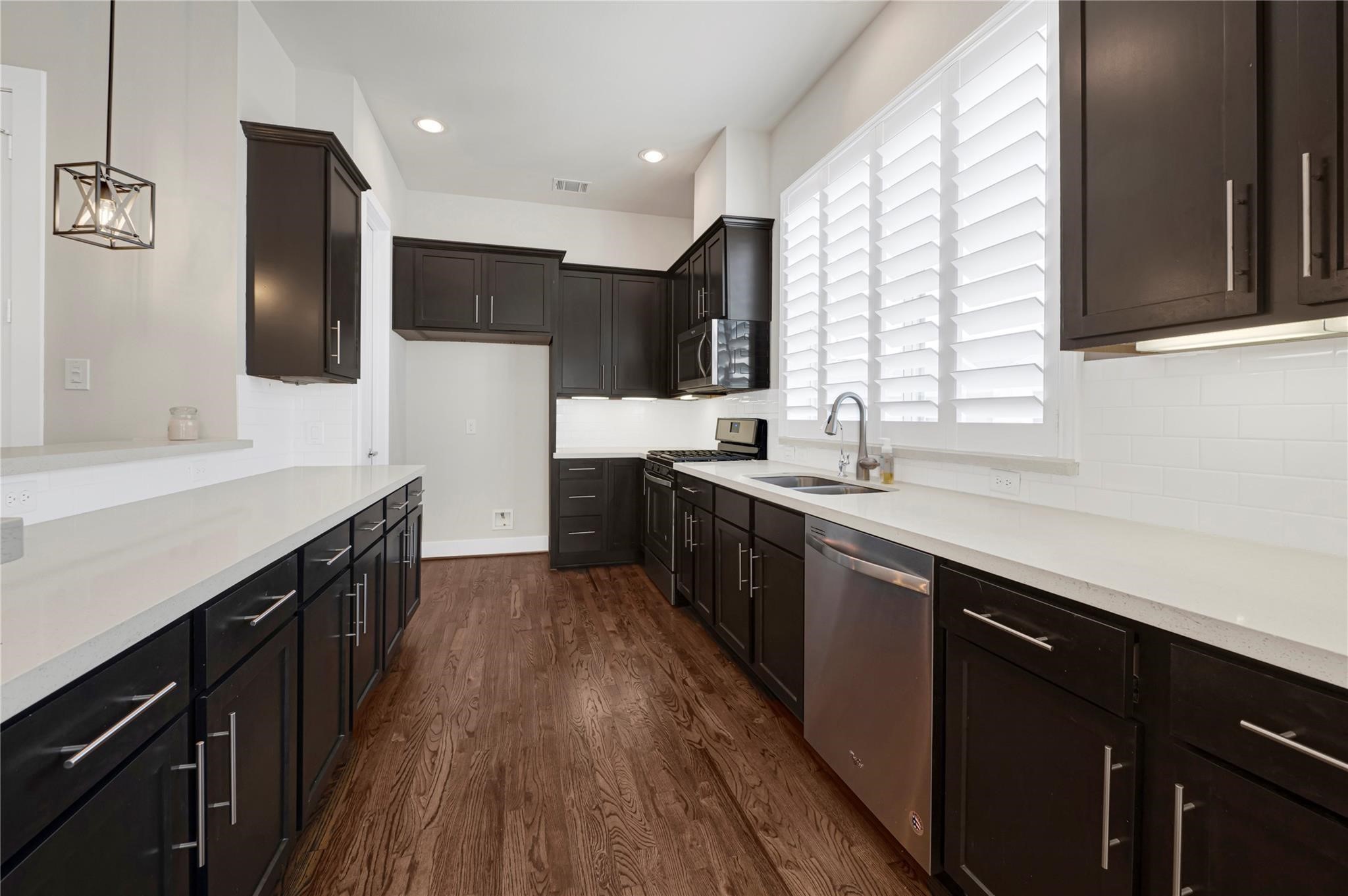 1210 Cedarpost Tree Springs Place, Unit P Houston, TX 77055 - Photo 8 of 25 a kitchen with stainless steel appliances sink cabinets and window