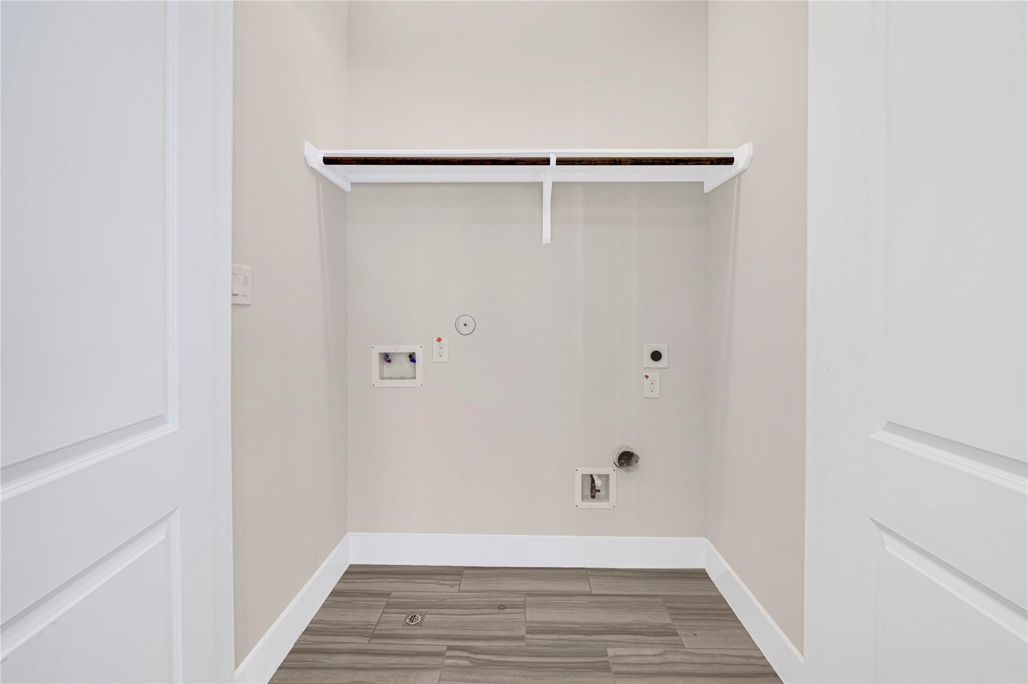 1210 Cedarpost Tree Springs Place, Unit P Houston, TX 77055 - Photo 9 of 25 a view of an empty walk in closet