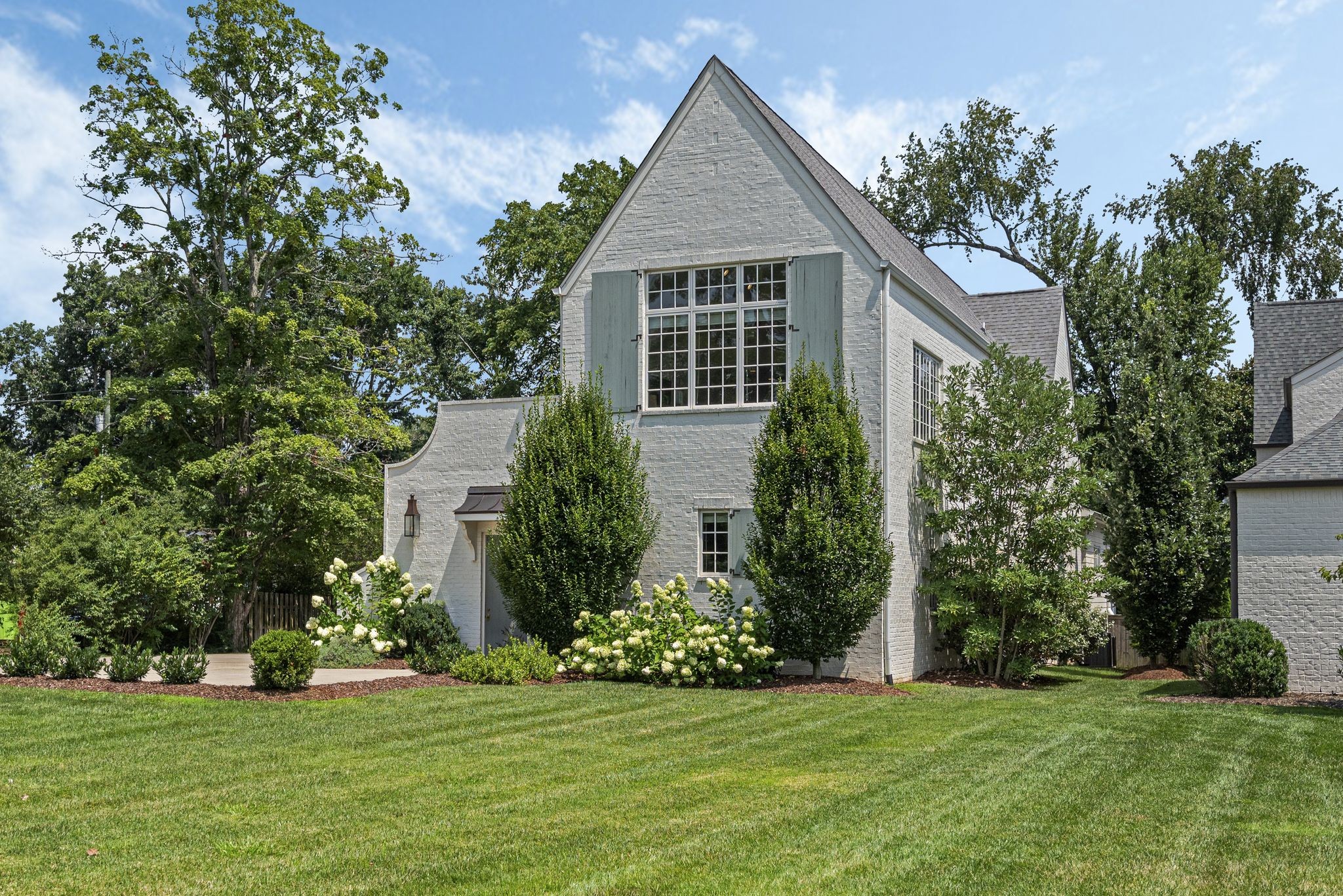 154 A Cheek Road Nashville, TN 37205 - Photo 2 of 61 a front view of a house with a garden