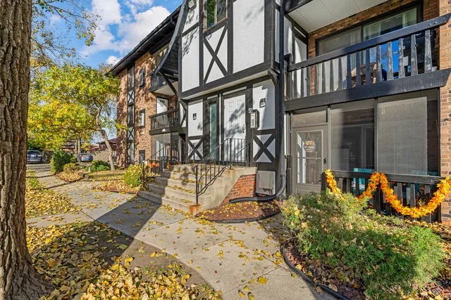 a view of entryway front of a house