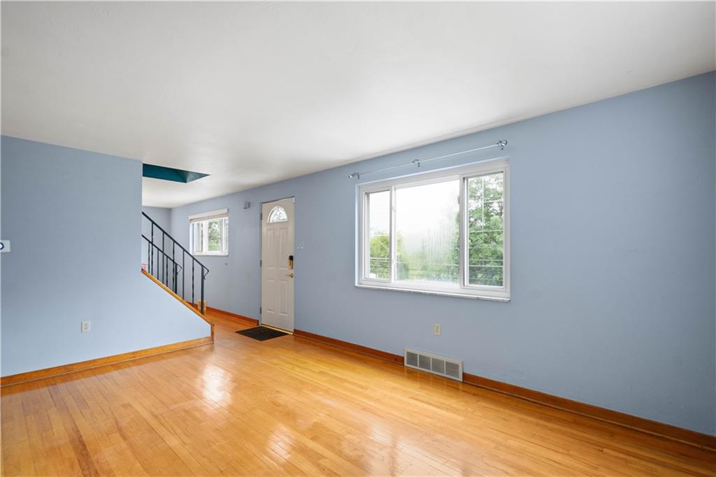 174 Seavey Road Pittsburgh, PA 15223 - Photo 4 of 28 Gallery Image 4
