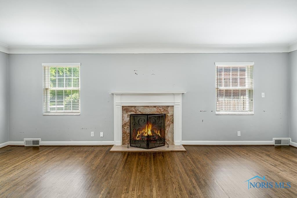 2527 Goddard Road Toledo, OH 43606 - Photo 8 of 39 Living Room