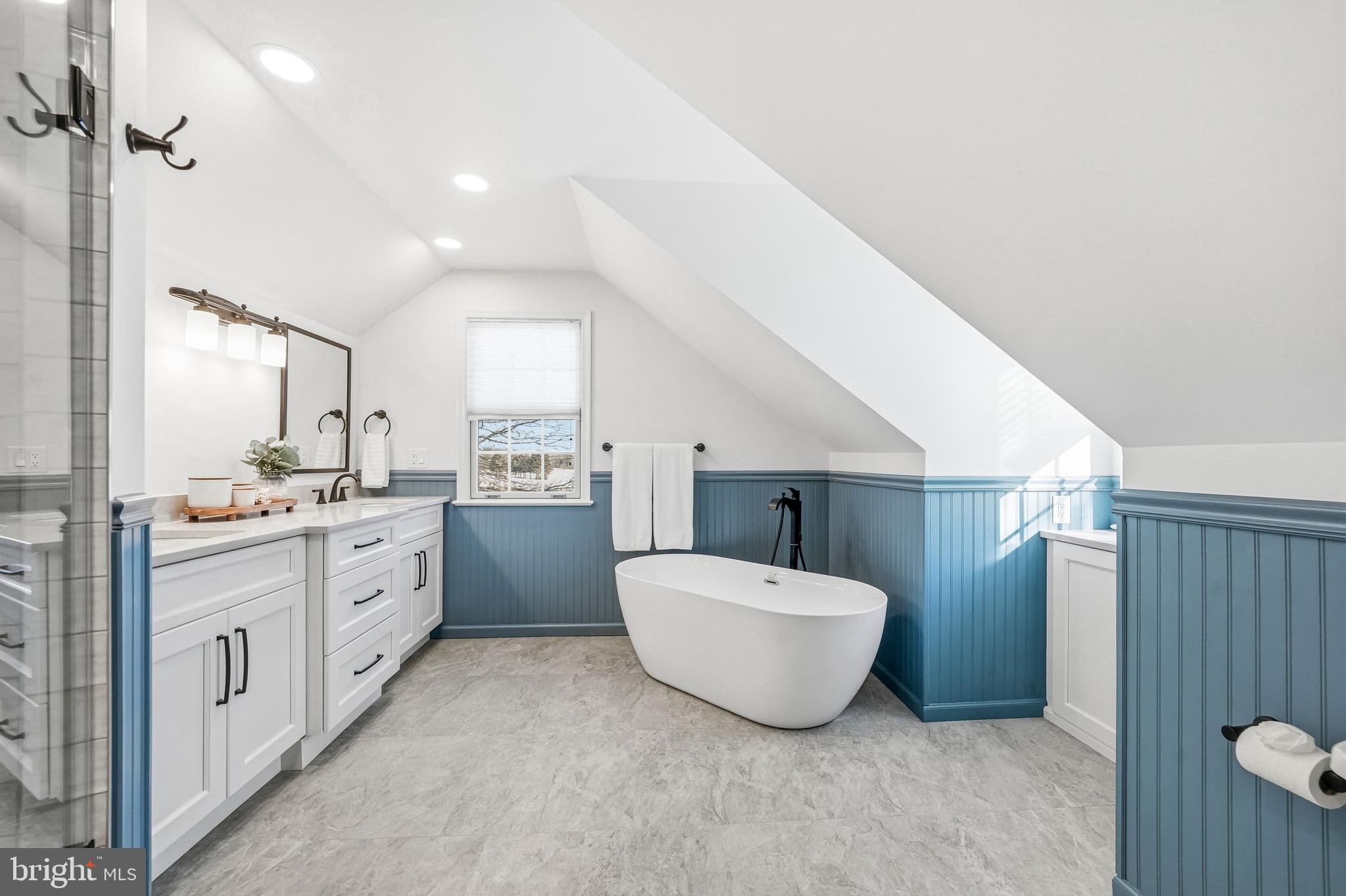 9 Log Cabin Road Perkasie, PA 18944 - Photo 23 of 47 En-suite Bathroom with Soaking Tub