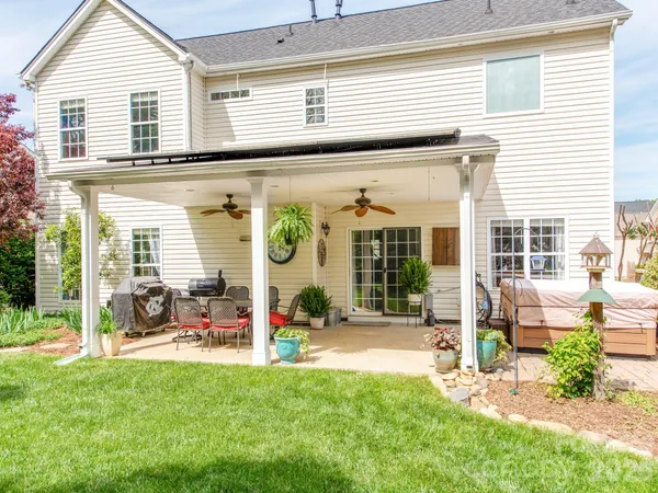 a view of a house with backyard