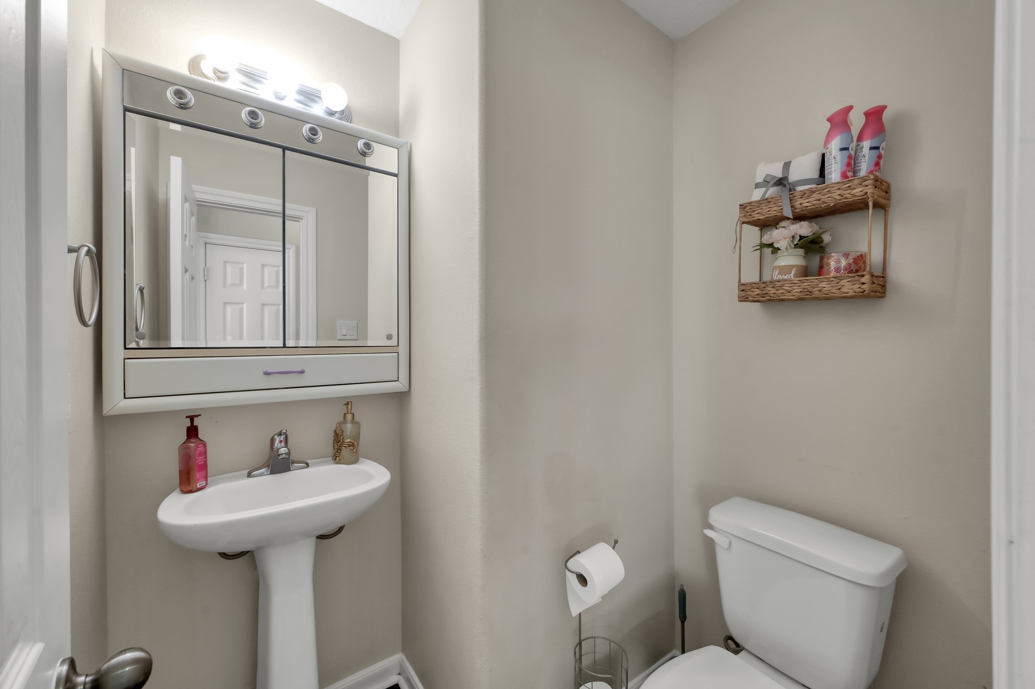 1000 Arbor Way Conroe, TX 77303 - Photo 13 of 29 The guest restroom features a pedestal sink.
