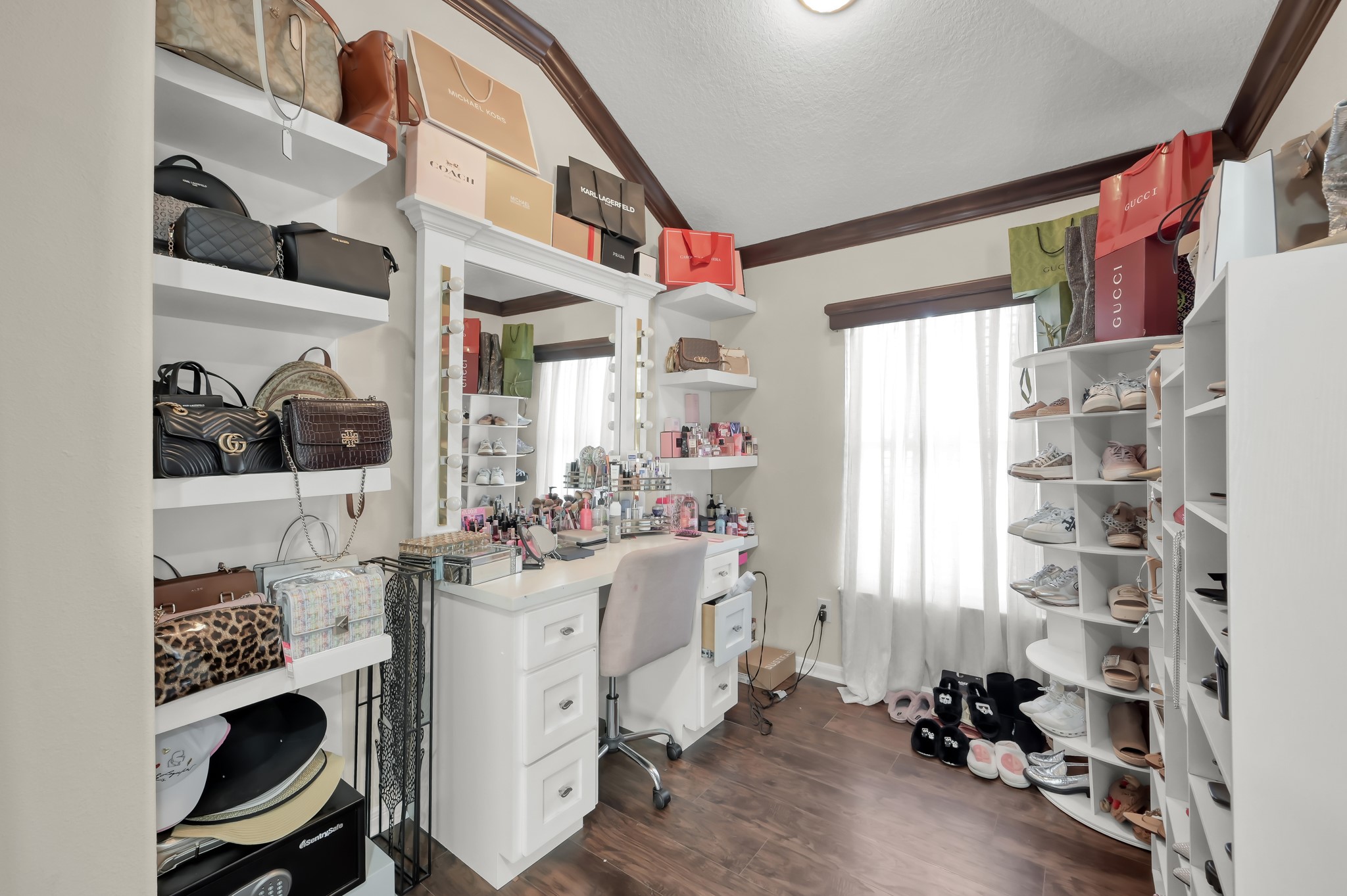 1000 Arbor Way Conroe, TX 77303 - Photo 16 of 29 Additional area in the primary creating a stylish and functional dressing space or office area.