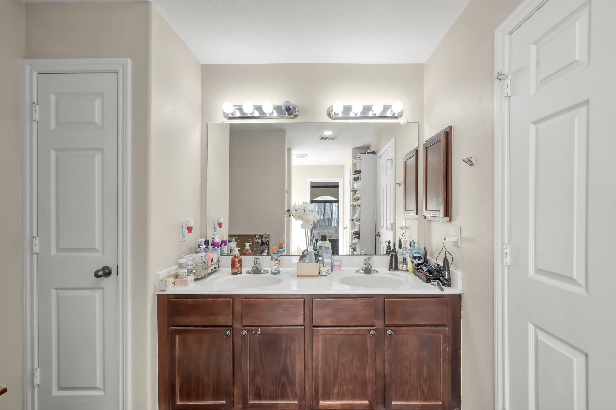 1000 Arbor Way Conroe, TX 77303 - Photo 18 of 29 Primary bathroom with two sinks.