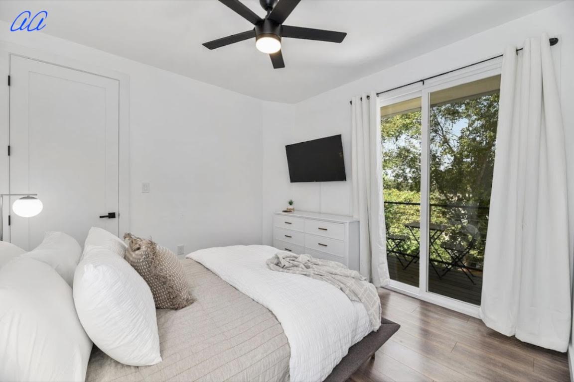 5401 Stuart Circle, Unit 1 Austin, TX 78721 - Photo 17 of 24 a bedroom with a bed and a flat tv screen on the dresser