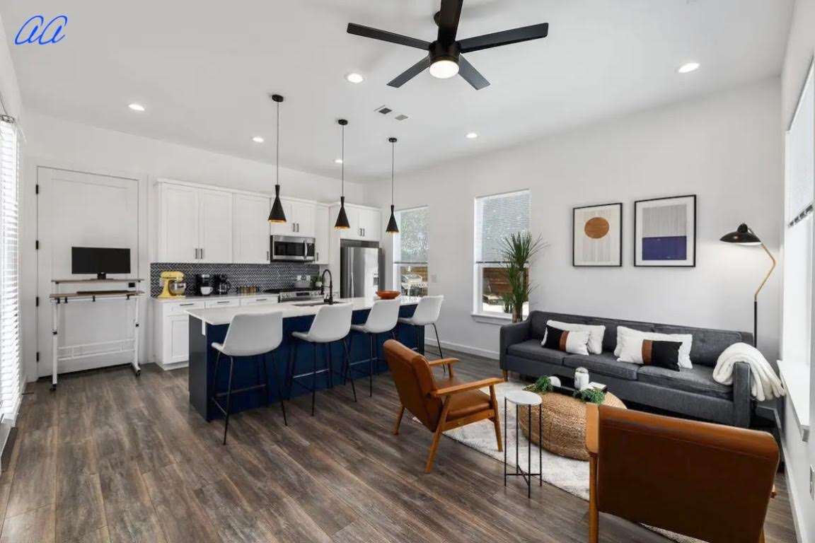 5401 Stuart Circle, Unit 1 Austin, TX 78721 - Photo 4 of 24 a living room with furniture kitchen view and a window