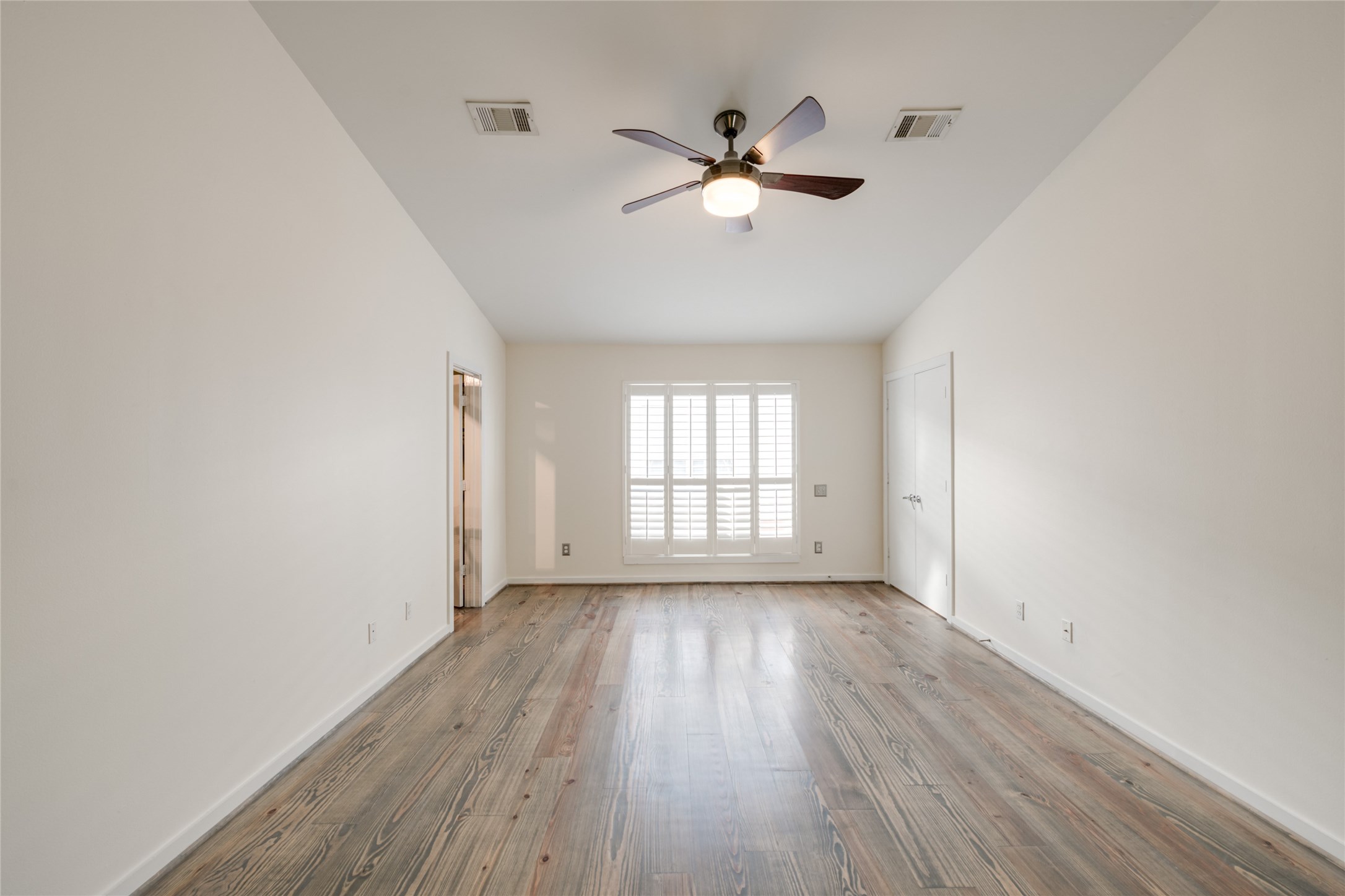 807 Robin Street Houston, TX 77019 - Photo 24 of 46 On the third floor, the expansive master suite features a massive walk-in closet, office nook and an en suite bath with extra-large shower and double vanity.