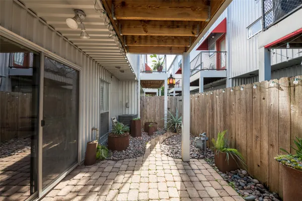 $2,500 | 807 Robin Street, Houston, TX 77019