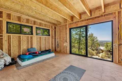a view of livingroom with furniture