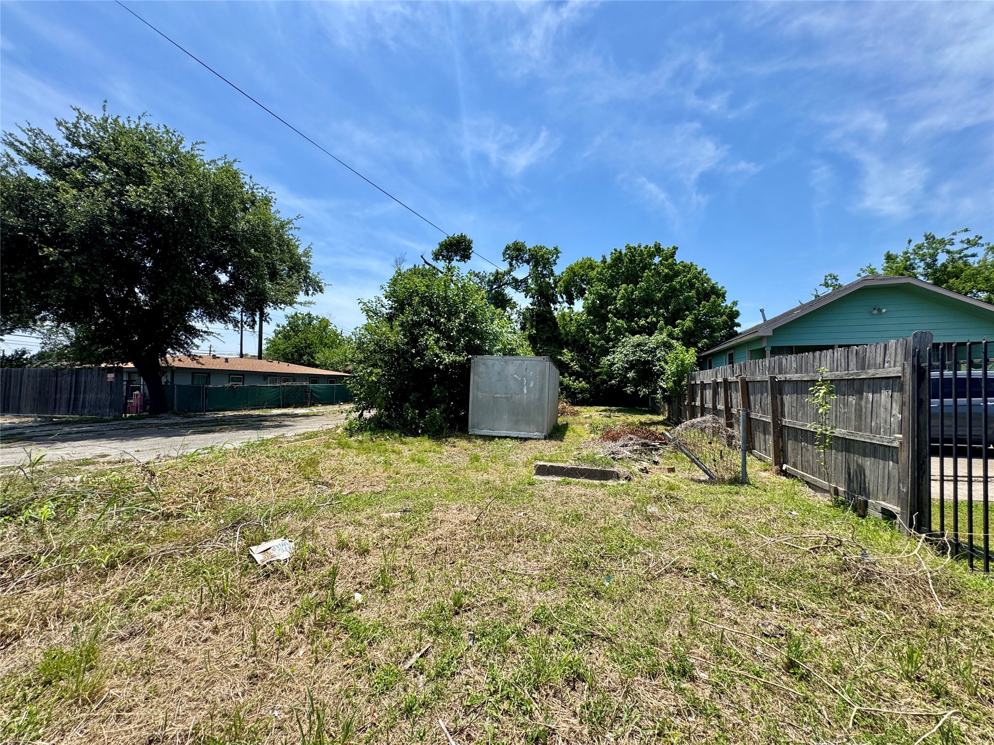 7309 North Main Street Houston, TX 77018 - Photo 2 of 6 a backyard of house with a yard