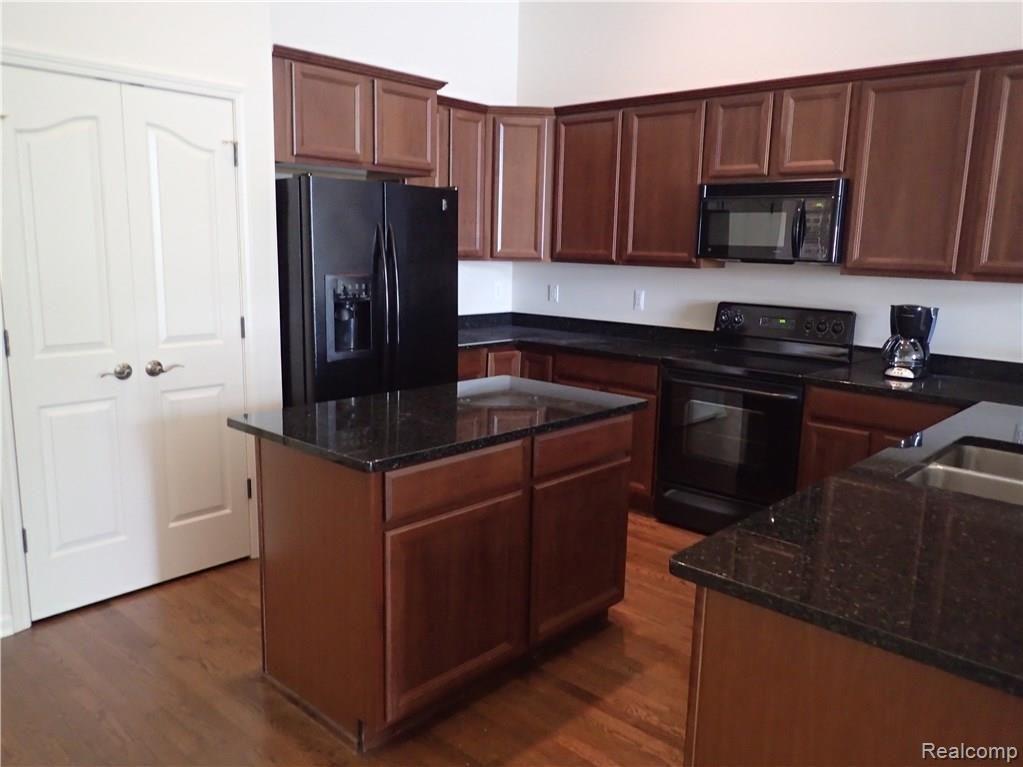 638 Telya Ridge, Unit 27 Milford, MI 48381 - Photo 11 of 54 P8040404.JPG