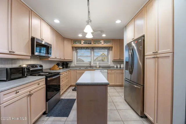 $925,000 | 124 Starfish Drive, Holden Beach, NC 28462