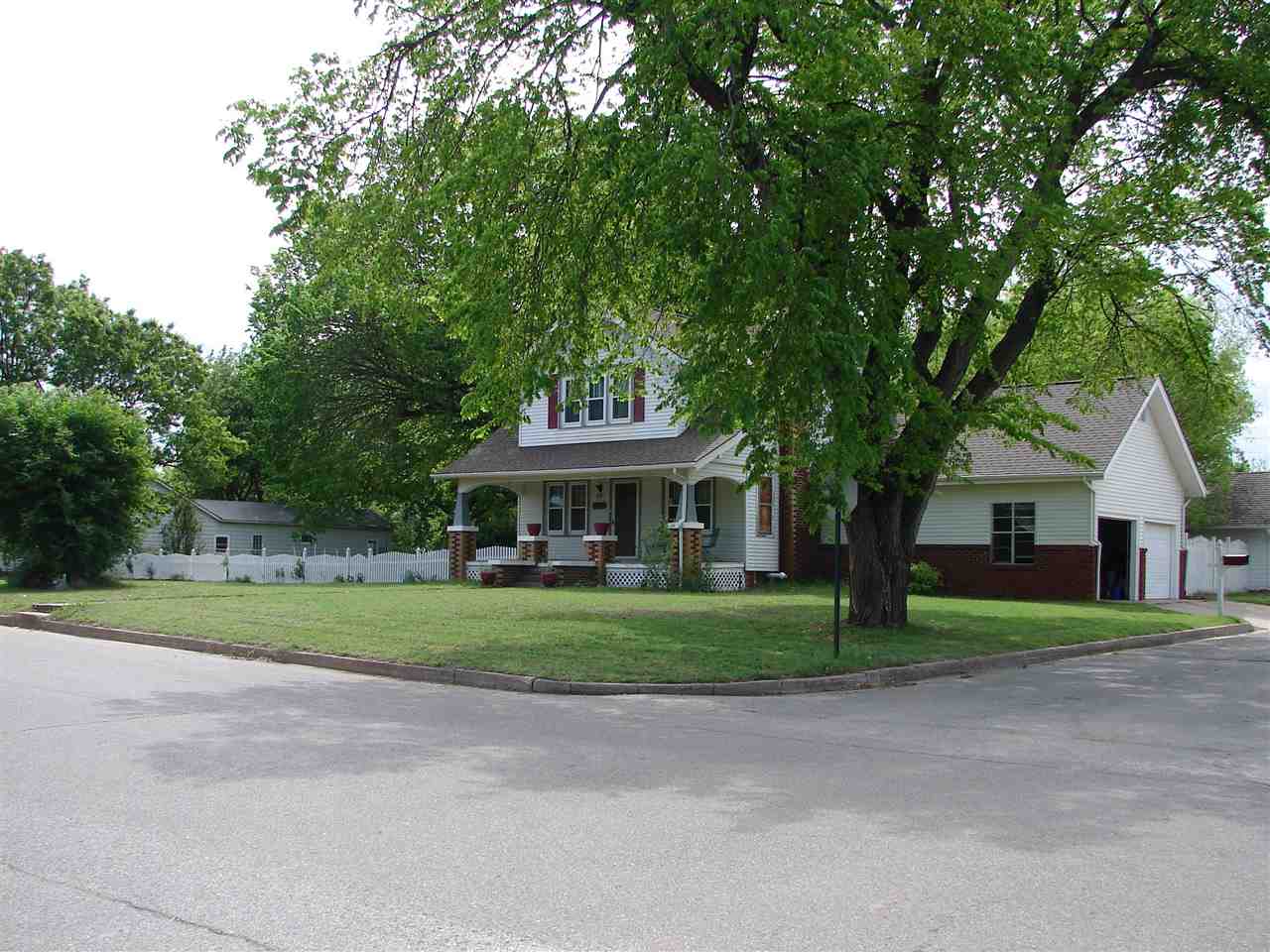 816 Locust Street Perry, OK 73077 - Photo 1 of 25 Gallery Image 1