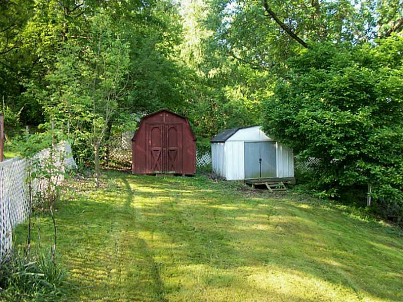 12 Ridge Road Braddock Hills, PA 15221 - Photo 4 of 16 Yard/Garden.