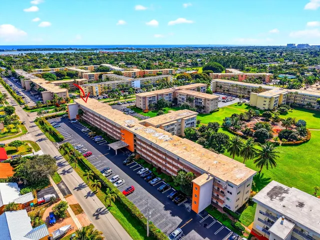 a view of house with a big yard